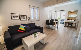 Downtown Park Apartments With Balcony